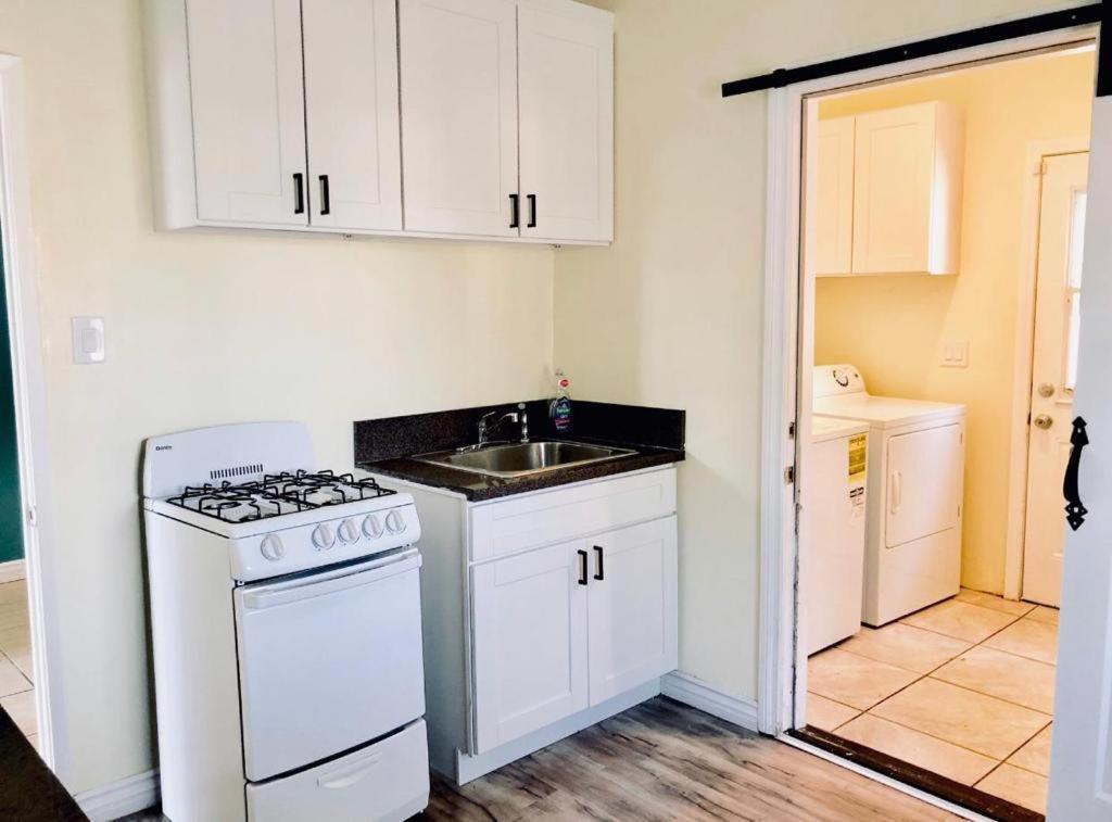 אינגלווד Lax Guest House מראה חיצוני תמונה